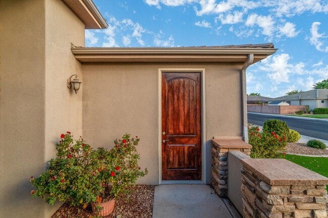 Building Photo - Washington Fields Home with Casita!