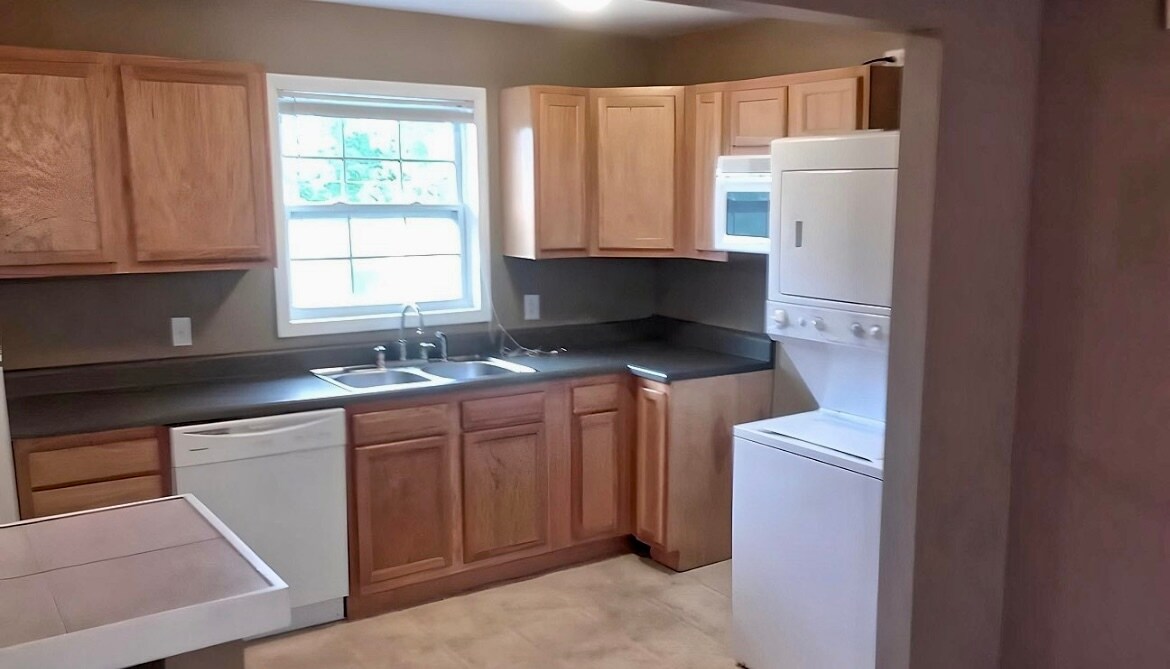 kitchen - 407 E Lincoln St