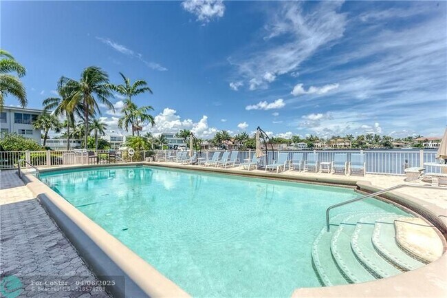 Building Photo - 2717 Yacht Club Blvd
