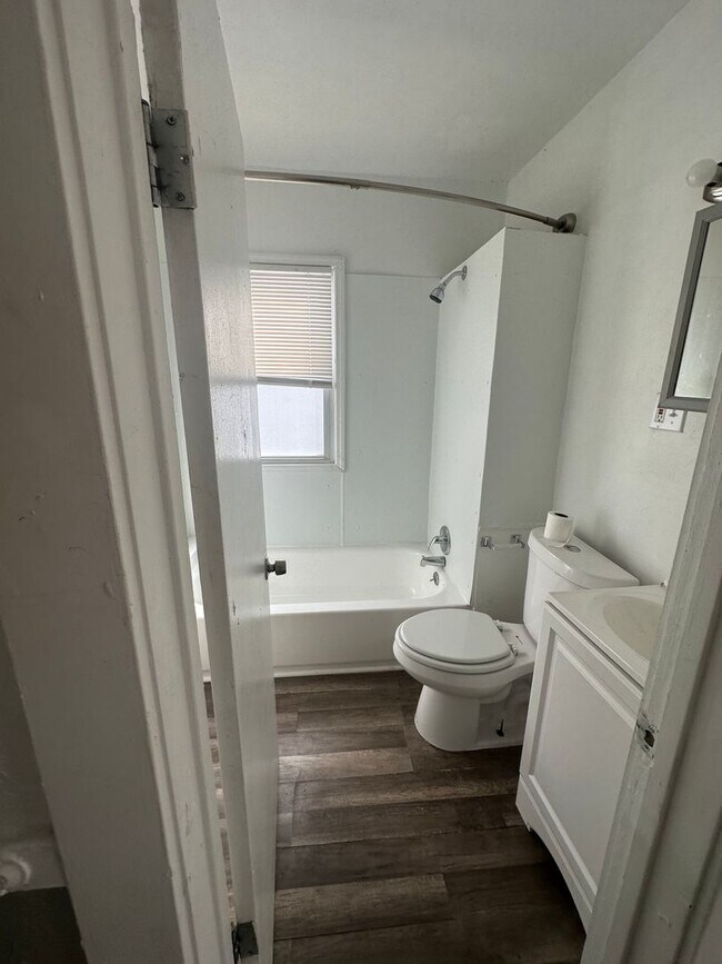 Building Photo - 3bd UPSTAIRS DUPLEX Cash Pay/Section 8