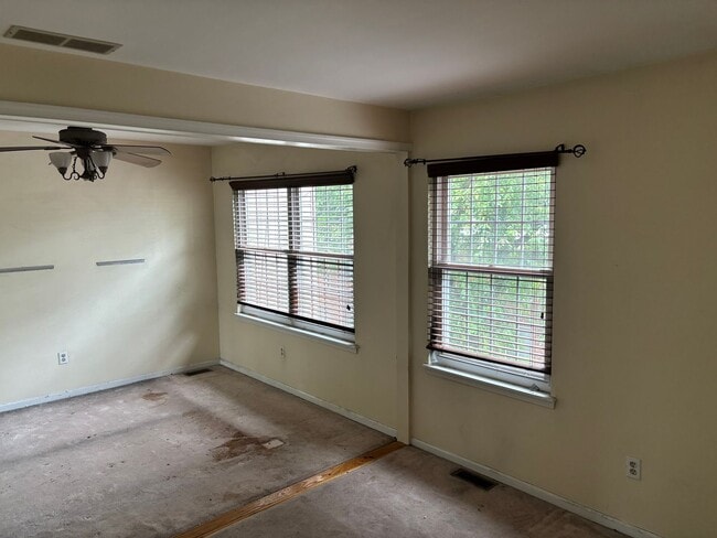 Building Photo - Abbey Lane Townhome 3 Beds 3 Baths!!