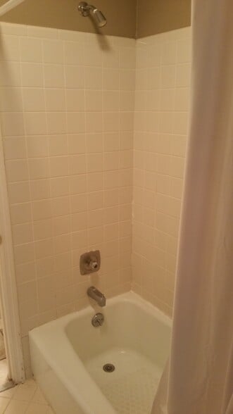 Shared bathtub - 760 Fox Ridge Dr