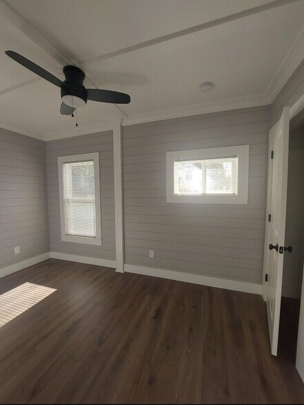 Building Photo - 20 Plante St