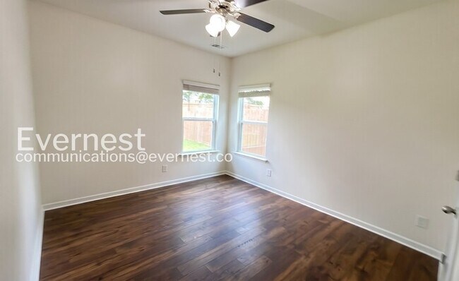 Building Photo - 5 Bed/5 Bath Home with 3 Car Garage / Pet-Friendly / Available Now!