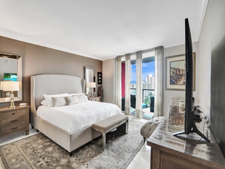 Building Photo - 2602 E Hallandale Beach Blvd