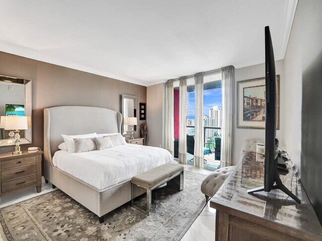 Building Photo - 2602 E Hallandale Beach Blvd