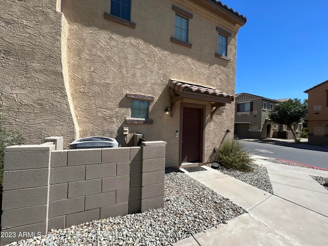 Building Photo - 2910 E Dunbar Dr