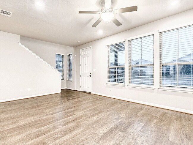 Building Photo - Warm & Welcoming 3/BR 2.5 Home in Dripping...