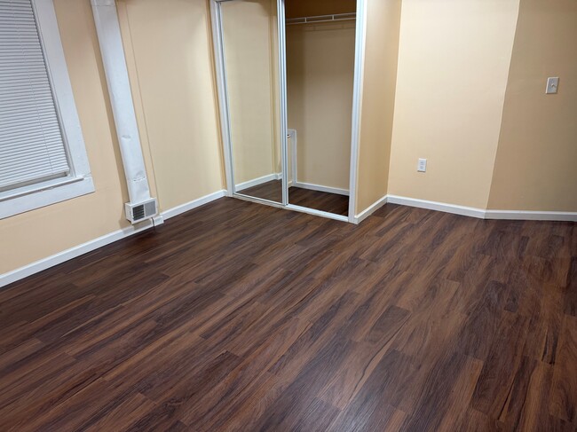 Master Bedroom With Mirrored Closet Doors - 815 High St