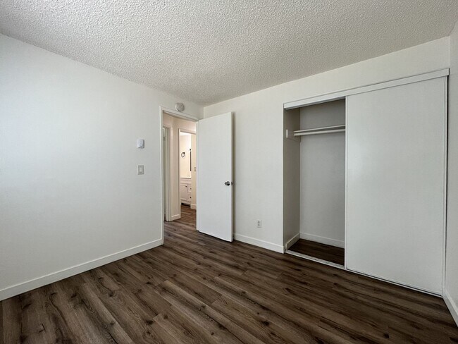 Building Photo - Spacious Corner Apartment with Three Bedrooms, Open Living Space & Modern Kitchen