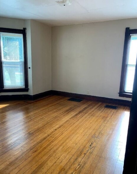 Building Photo - 830 Bowery St