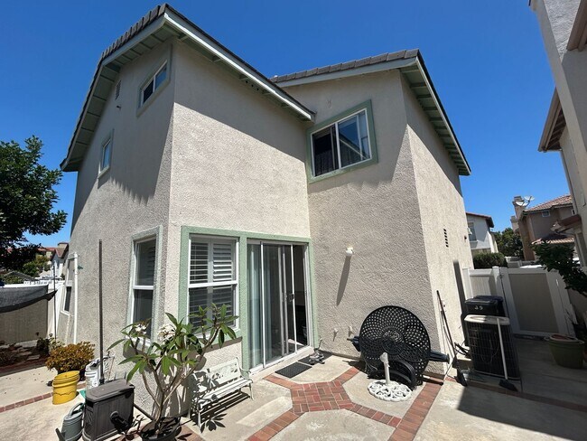 Building Photo - Lovely 3 Bed 2.5 Bath Home in Gated Community in Stanton