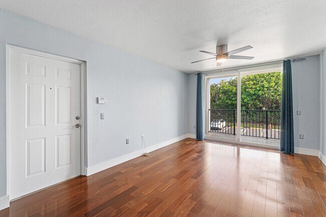 Building Photo - 1013 Villa Cir