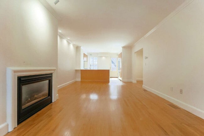 Building Photo - Updated 2-Bedroom Duplex Close to It All -...