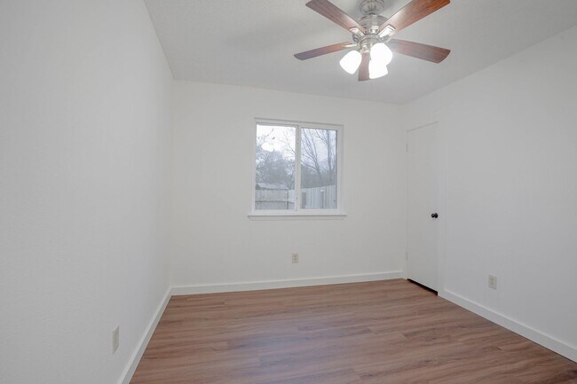 Building Photo - 2800 Bushnell Dr