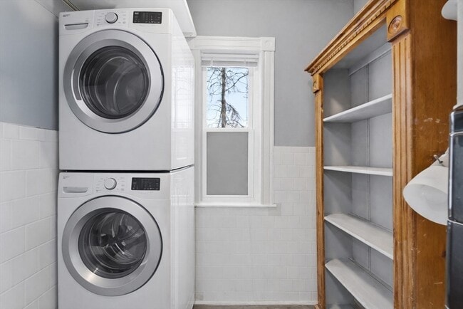 Building Photo - 111 Dustin St