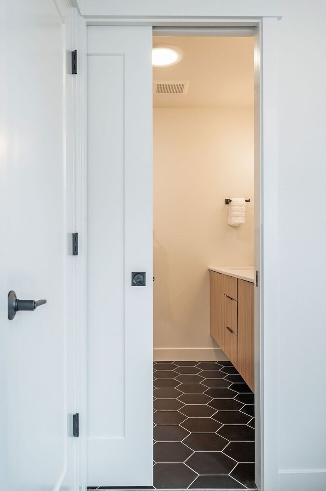 Building Photo - 34 W Cremona St