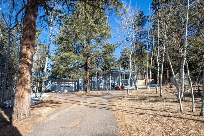 Building Photo - Move in ready home on Parkview