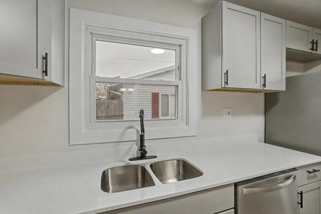 Building Photo - 5713 Mayville Dr