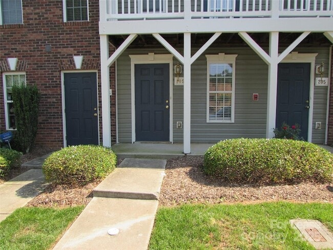 Primary Photo - 106 Locomotive Ln