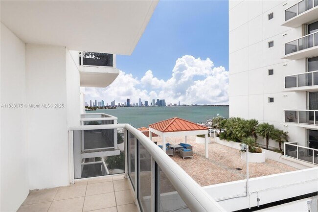 Building Photo - 1800 Sunset Harbour Dr