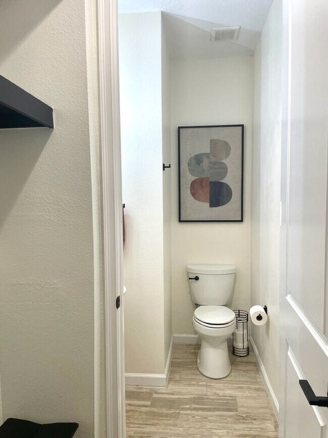 Building Photo - 3/2.5 ANNUAL/FURNISHED  TOWNHOUSE- GORGEOU...
