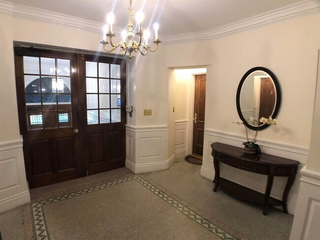 Building Photo - 112 Pinckney St