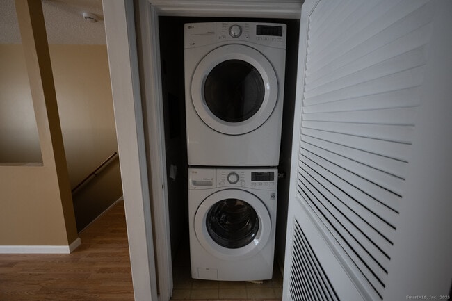 Building Photo - 310 Booth St