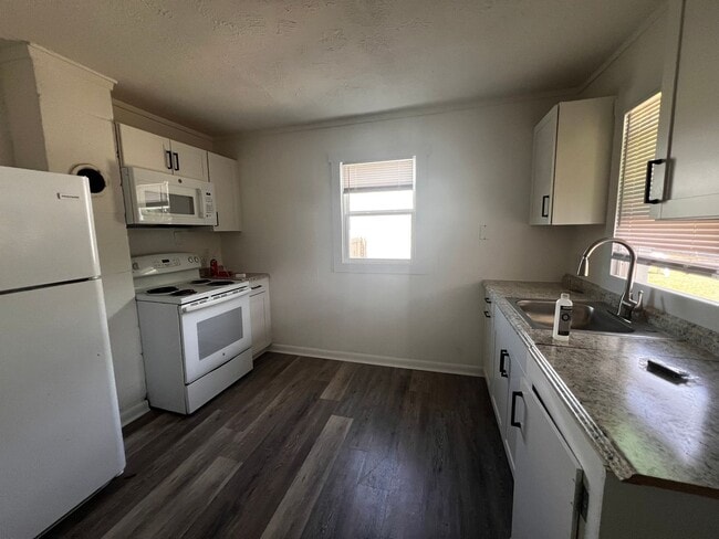 Building Photo - Renovated Cottage near Downtown Fayetteville Offering 3/1 for $1095 (landscaping included)