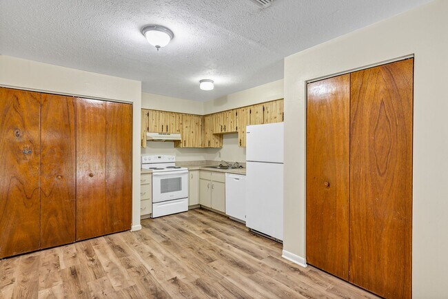 Building Photo - Charming 2-Bedroom Apartment for Rent – Great Location in Ocala! Deposit-Free Move-In Available!