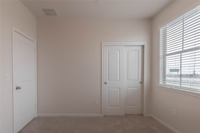 Building Photo - 2880 Donnell Dr