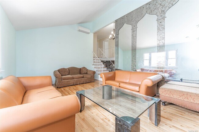 Building Photo - 747 Iris Pl