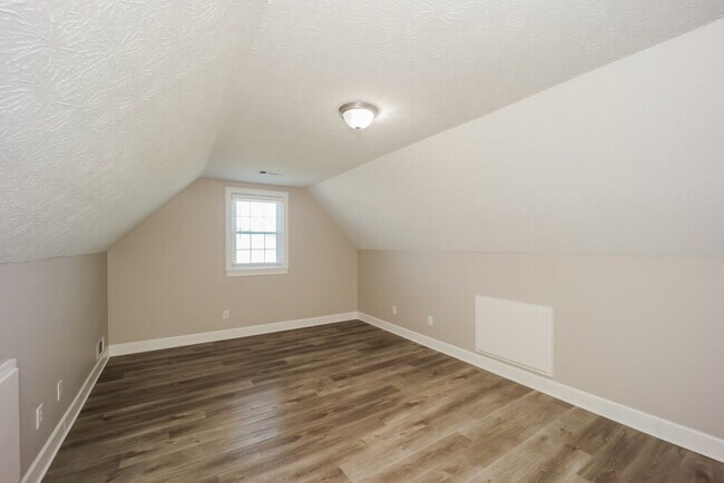 Building Photo - 385 Fairway Ct