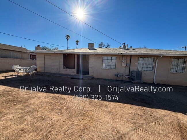 Building Photo - 4 Bed, 2 Bath House on a Large Corner Lot for Rent (22nd St/Wilmot)