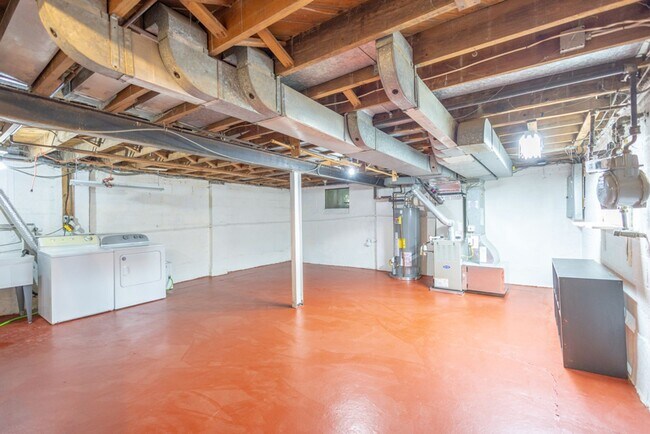 Building Photo - Charming  3 BR/1 BA Single-Family Home in ...