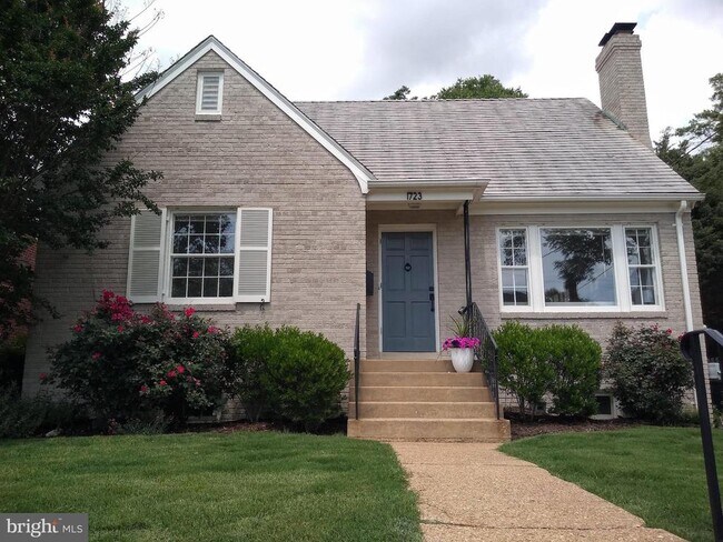 Building Photo - 1723 Oakcrest Dr