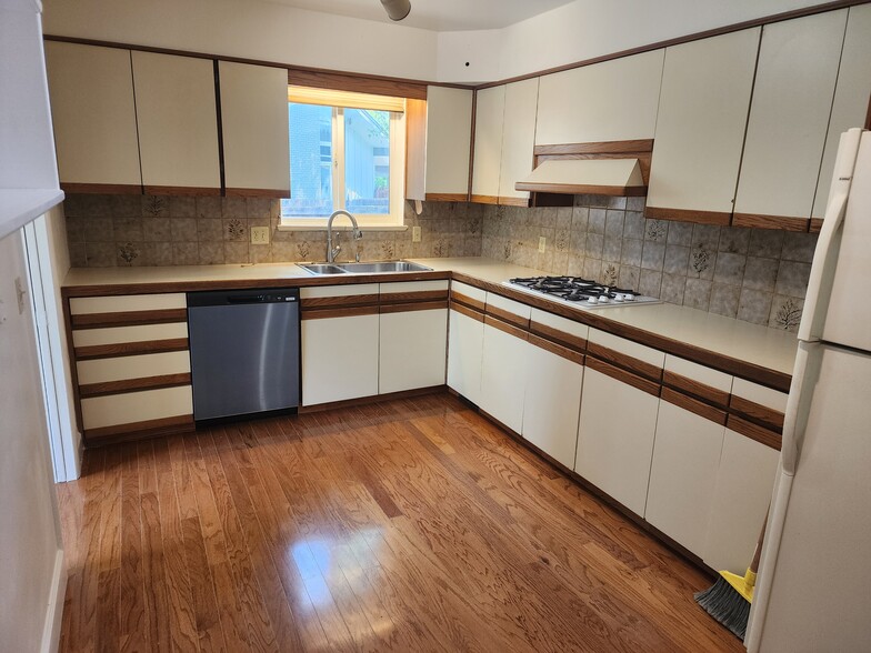 Kitchen with Gas Range - 216 Mohawk Dr