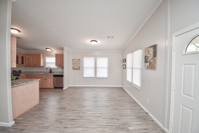 Building Photo - 807 E Mesquite Ln
