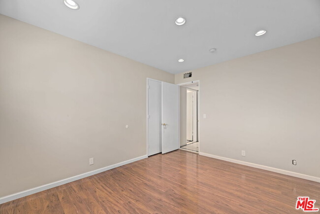 Building Photo - 1860 Loma Vista Dr