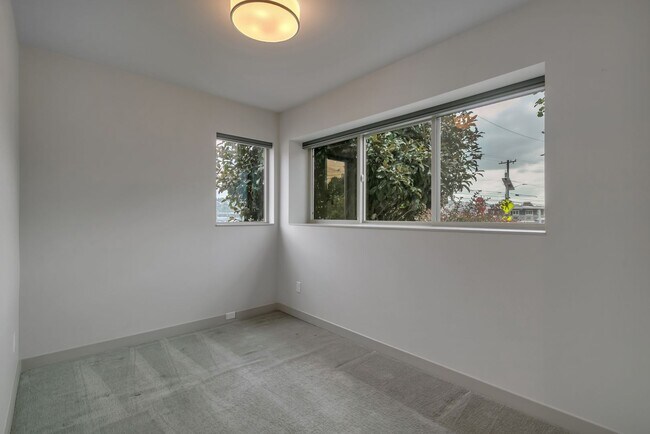 Building Photo - Modern Townhouse with Rooftop Deck & Skyli...