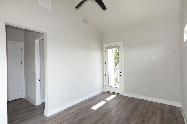 Building Photo - 2802 Lawrence Dr