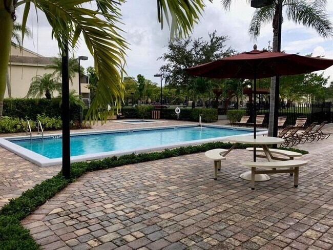 Building Photo - 611 Cypress Lake Blvd