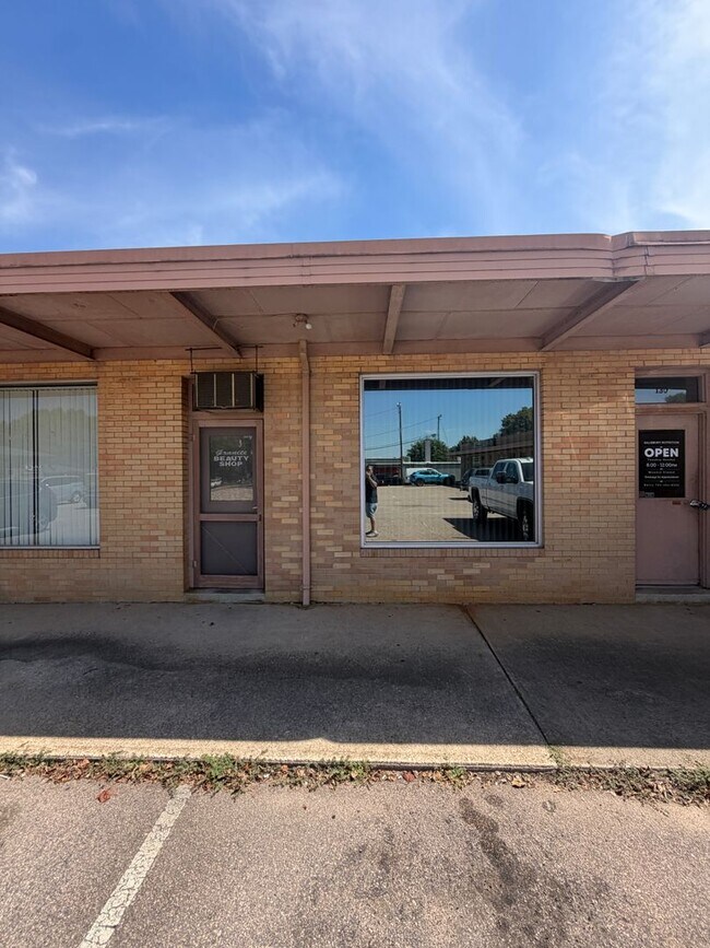 Building Photo - 132 S Salisbury Ave