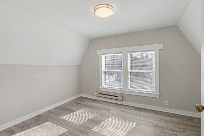 Building Photo - Fully Renovated 1 Bedroom in Historic Sloan Neighborhood $1099