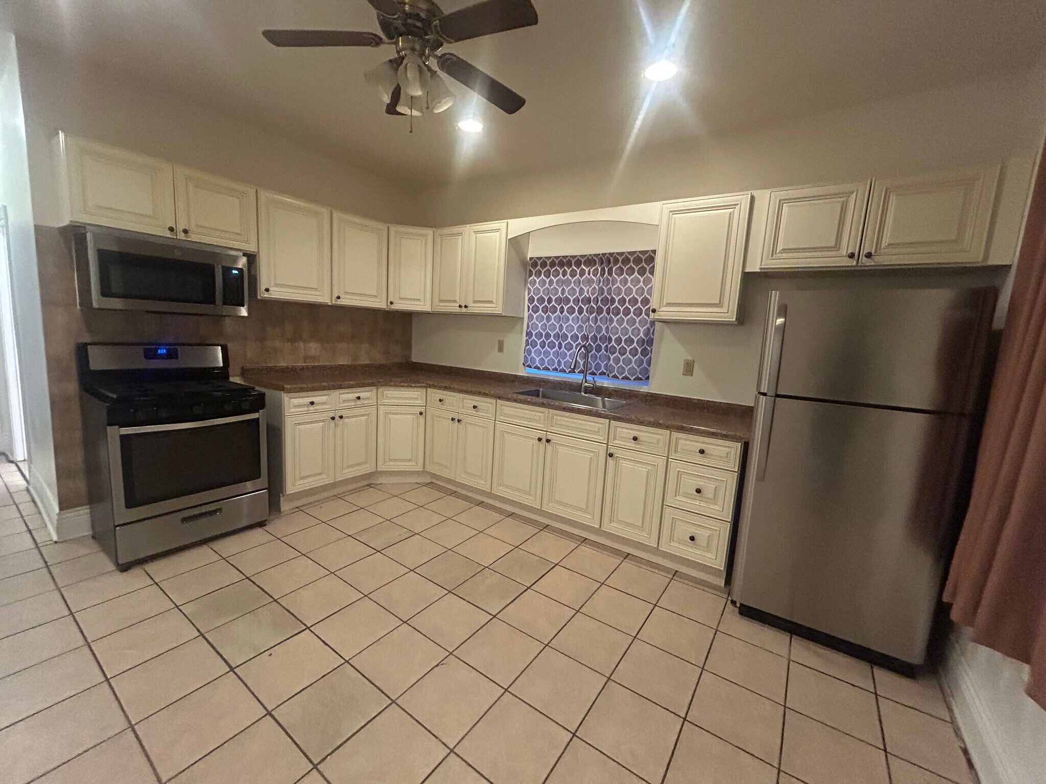 Building Photo - 5653 W Montrose Ave