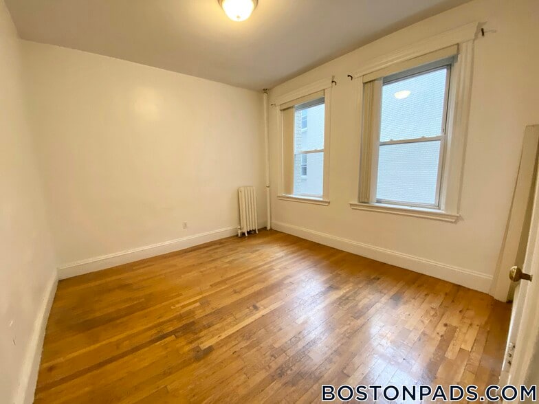 Building Photo - 149 Park Dr