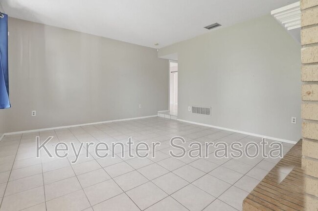 Building Photo - 5645 N Tuttle Ave