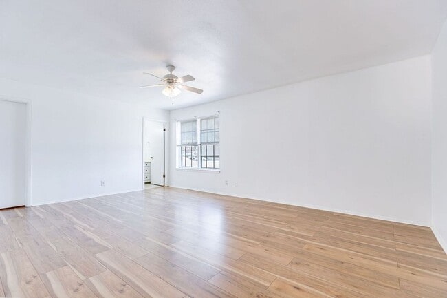 Building Photo - PAY NO SECURITY DEPOSIT! Beautiful Spaciou...