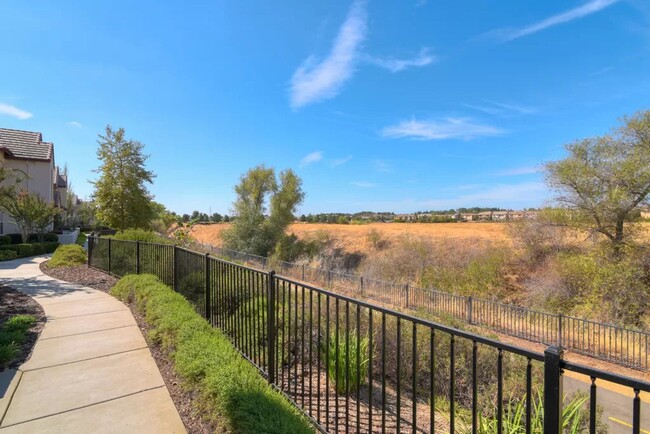 Primary Photo - Beautiful Condo in Folsom Next to Greenbelt!