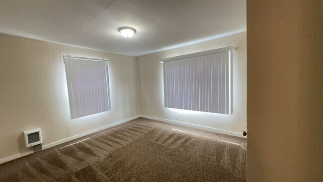 Building Photo - 2 Bedroom / 1 Bathroom Home in Madras Oregon